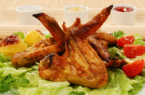 Pieczone skrzydełka kurczaka z warzywami — Zdjęcie stockowe