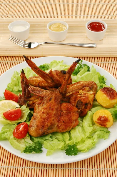 Pieczone skrzydełka kurczaka z warzywami — Zdjęcie stockowe
