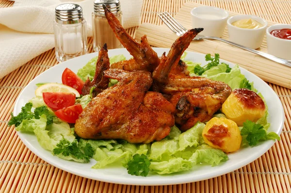 Alitas de pollo asadas con verduras —  Fotos de Stock