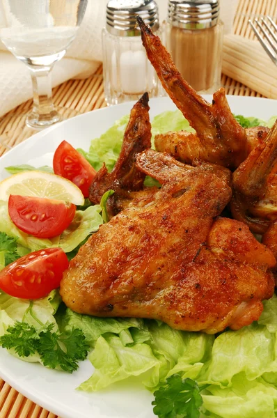 सब्जियों के साथ भुना हुआ चिकन पंख — स्टॉक फ़ोटो, इमेज