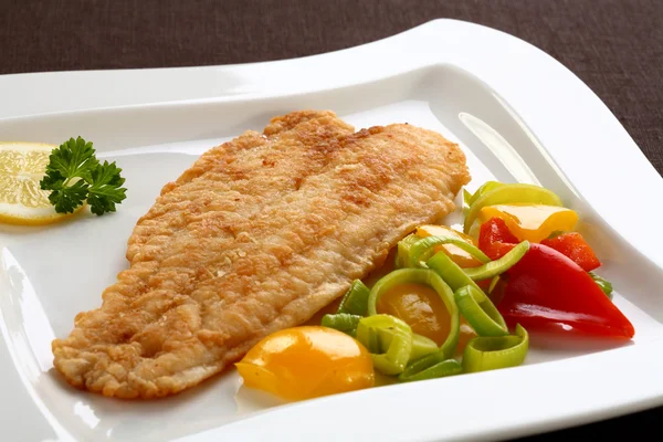 Filetto di pesce fritto con verdure — Foto Stock
