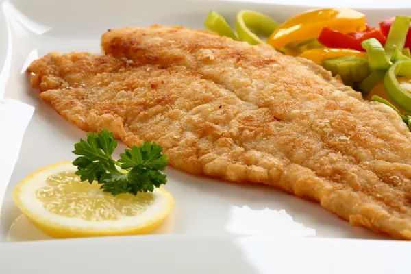 Filé de peixe frito com legumes — Fotografia de Stock