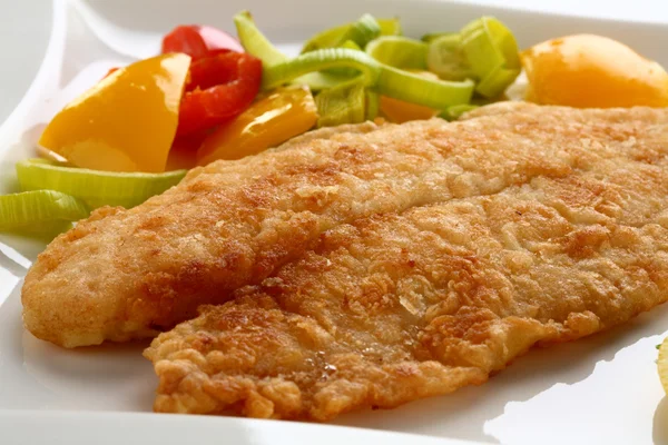 Филе жареной рыбы с овощами — стоковое фото