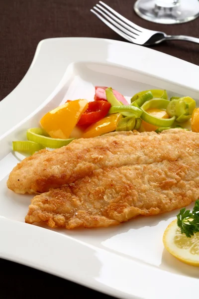 Filete de pescado frito con verduras —  Fotos de Stock