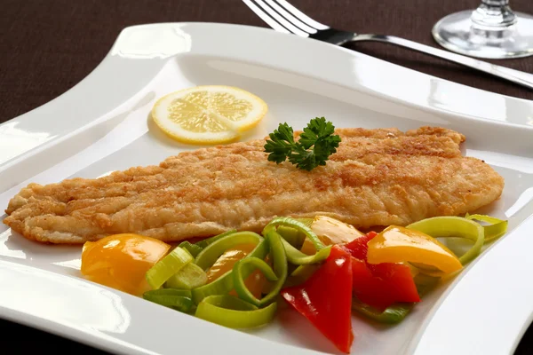 Stekt fiskfilé med grönsaker — Stockfoto