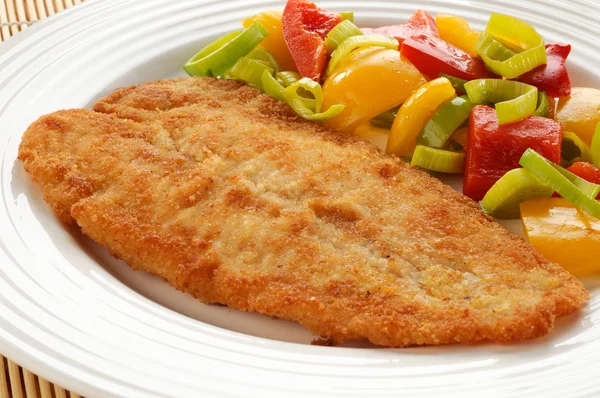 Filete de pescado frito con verduras —  Fotos de Stock