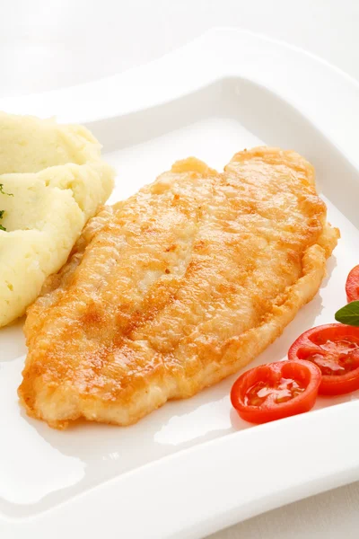 Филе жареной рыбы с вареной картошкой — стоковое фото