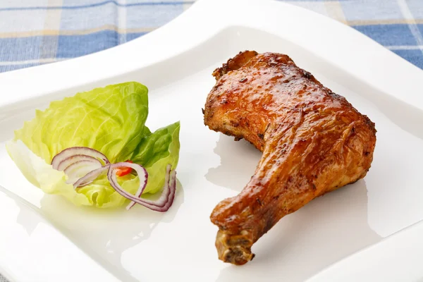 야채를 곁들인 구운 닭고기 다리 — 스톡 사진