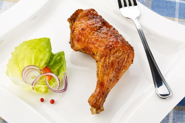 Жареная куриная ножка с овощами — стоковое фото