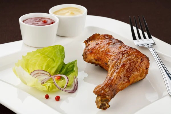 Pieczony udko kurczaka z warzywami — Zdjęcie stockowe