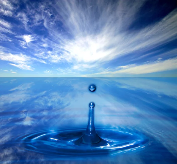 Water splash with drop — Stock Photo, Image