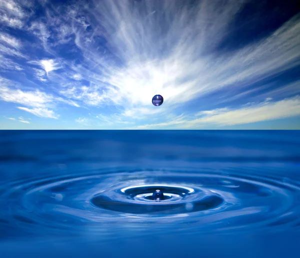Vattenstänk med droppe — Stockfoto