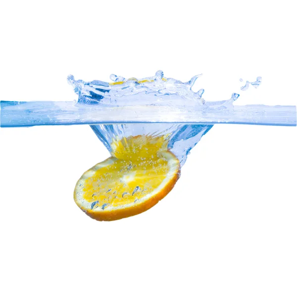 Percikan jeruk dalam air — Stok Foto