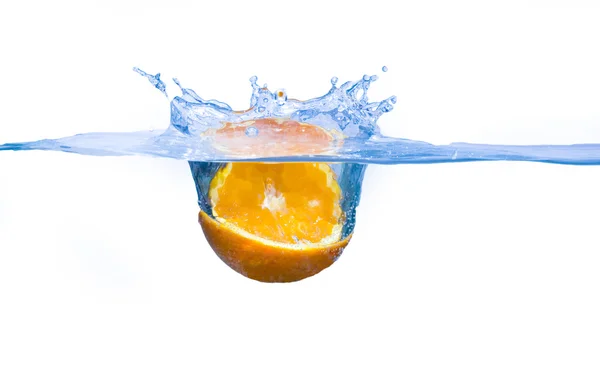 Salpicos de laranja na água — Fotografia de Stock