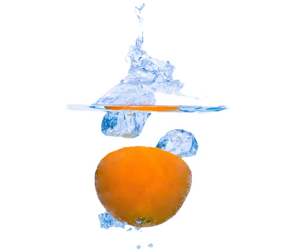 Salpicos de laranja na água — Fotografia de Stock