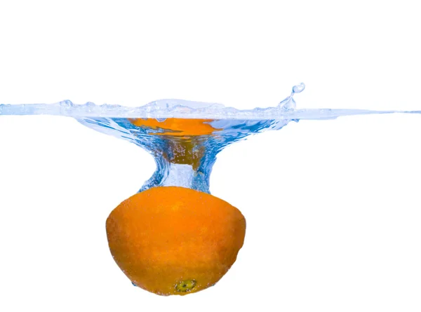 Oransje sprut i vann – stockfoto