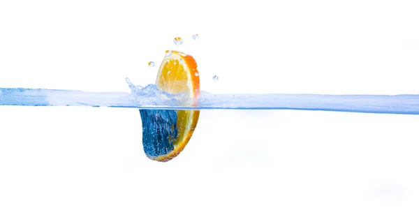 Éclaboussure orange dans l'eau — Photo