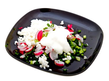 beyaz üzerine taze salata tabağı