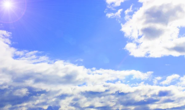 Μπλε ουρανός με σύννεφα και ήλιο — Φωτογραφία Αρχείου