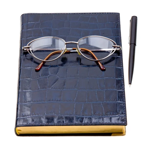 Dagliga planner med glasögon och penna — Stockfoto