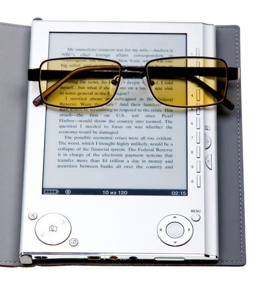 e-kitap üzerinde beyaz izole gözlüklü