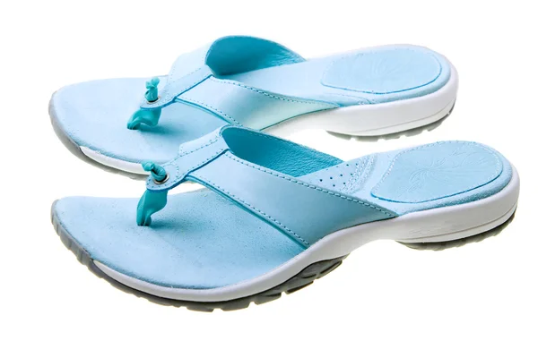 Blaue Flip-Flops für Frauen isoliert auf Weiß — Stockfoto