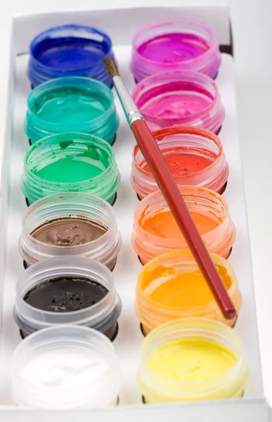 Groep van kleurrijke verf blikjes met borstel — Stockfoto