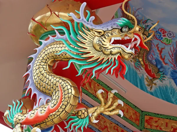 China draak op Oosterse tempel dak — Stockfoto