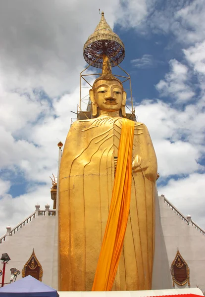 Buddha in piedi dorato — Foto Stock