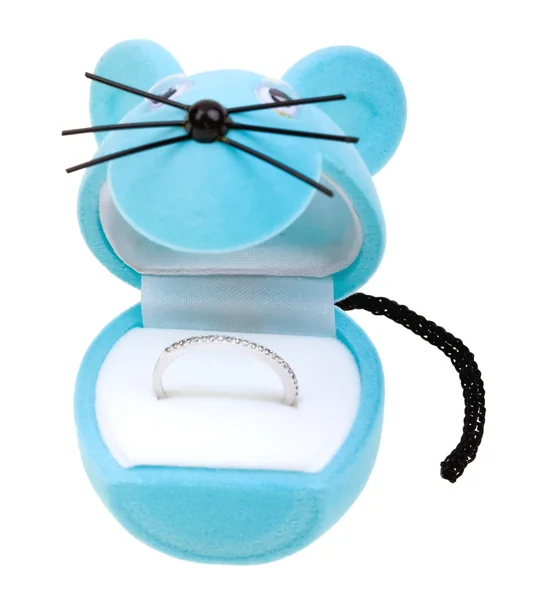 Μπλε κουτί ως ποντίκι με διαμαντένιο δαχτυλίδι — Φωτογραφία Αρχείου