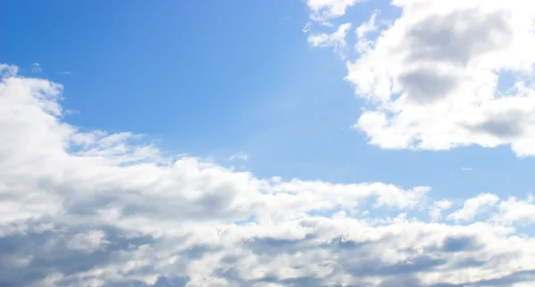 Kék ég felhőkkel és nappal — Stock Fotó