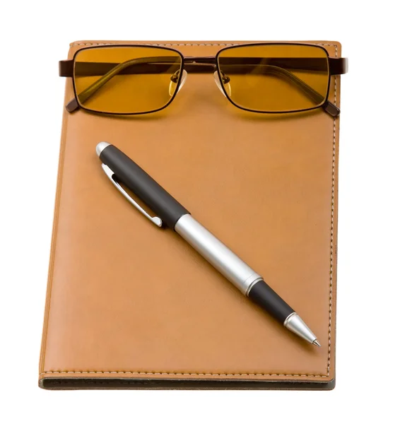 Ежедневный планировщик с очками и ручкой — стоковое фото