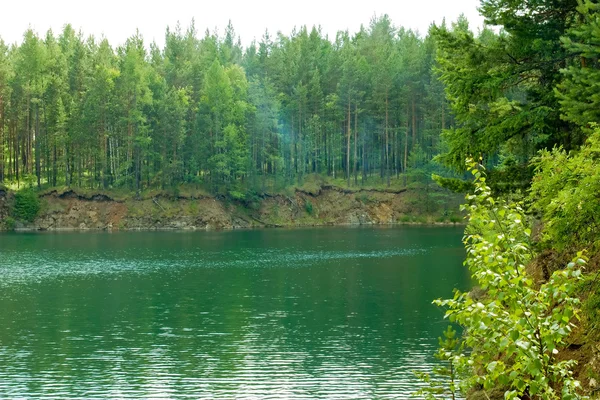 Letní krajina. řeka pohoří Ural — Stockfoto
