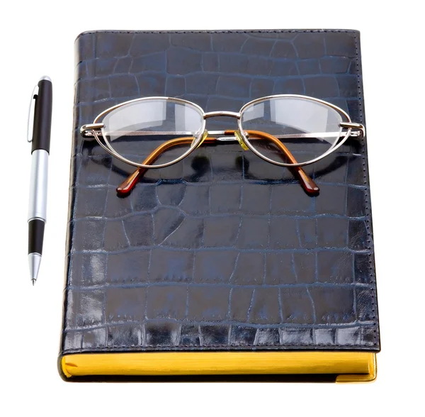 Pianificatore giornaliero con occhiali e penna — Foto Stock