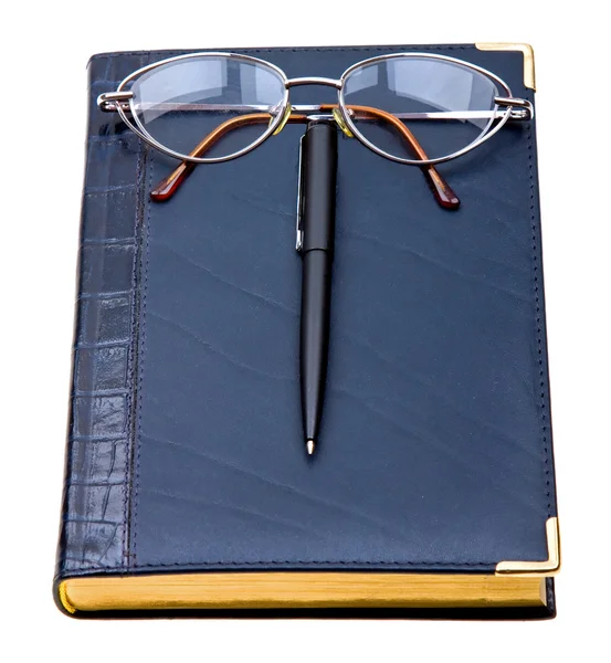 Planificador diario con gafas y bolígrafo —  Fotos de Stock