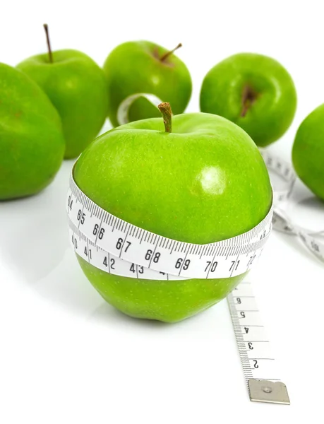 Zelená jablka měří metr — Stock fotografie