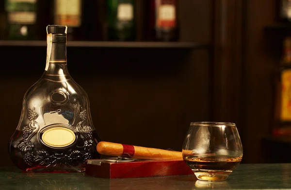 Klassieke cognac fles, sigaar — Stockfoto
