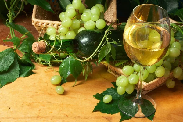 Weinglas mit Flasche zur Weinprobe — Stockfoto