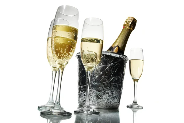 シャンパン フルートと氷のバケツ — ストック写真