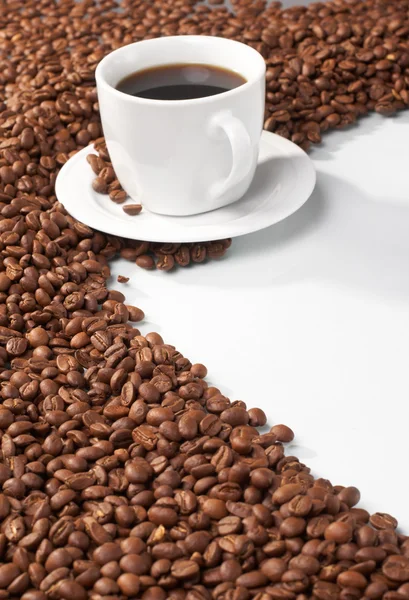 Fincan kahve, kahve tahıl üzerinde mal ile — Stok fotoğraf
