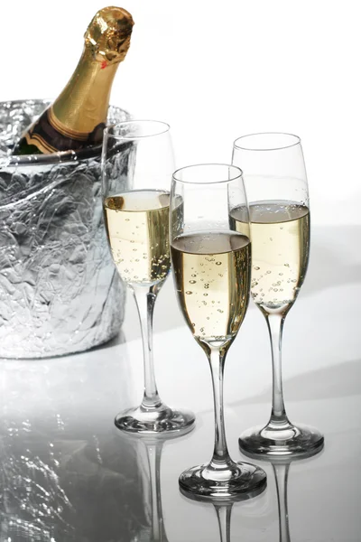 Fluturi de șampanie și găleată de gheață — Fotografie, imagine de stoc