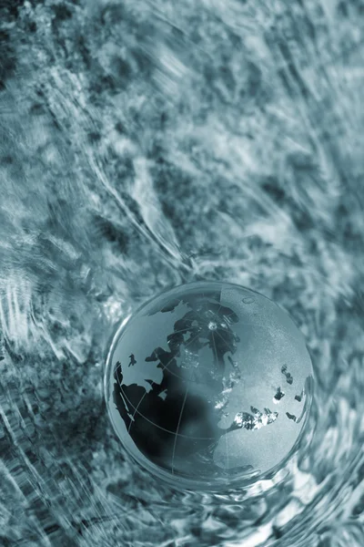 Водный поток, глобус, экология — стоковое фото