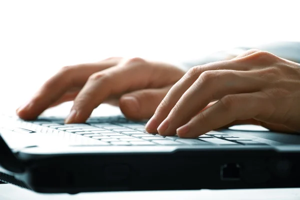 Αρσενικά χέρια πληκτρολογώντας σε ένα φορητό υπολογιστή — Φωτογραφία Αρχείου