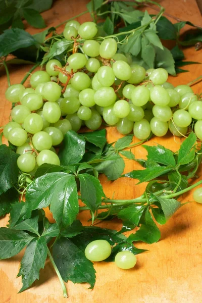 Uva verde con hojas —  Fotos de Stock