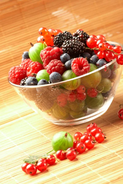 Mezcla de frutas en el recipiente de vidrio —  Fotos de Stock