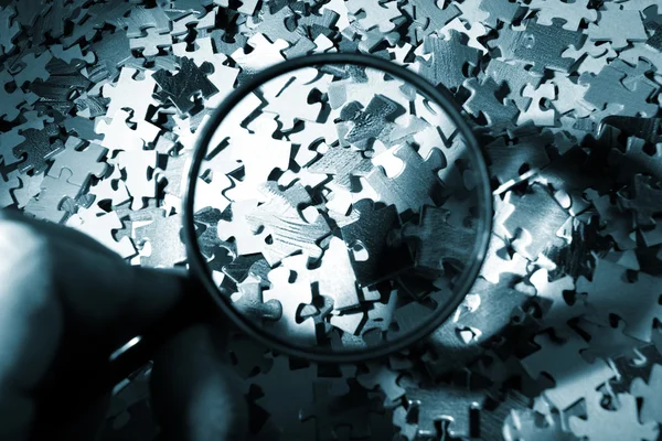 Magnifying glass, puzzle — Stock Photo, Image