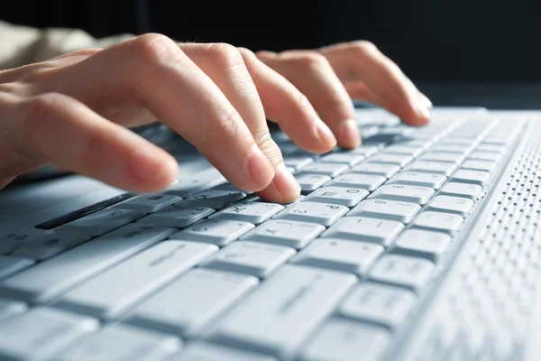 Αρσενικά χέρια πληκτρολογώντας σε ένα φορητό υπολογιστή — Φωτογραφία Αρχείου