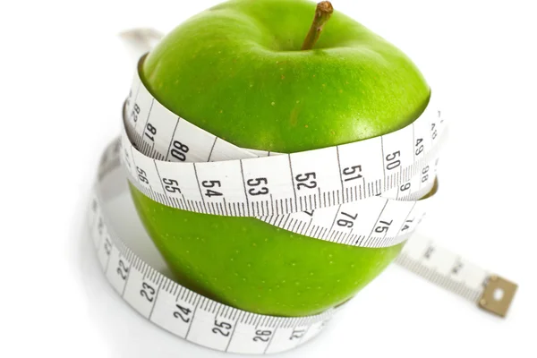 Зеленые яблоки измеряют метр — стоковое фото
