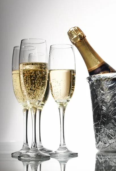 Champagner-Flöten und Eiskübel — Stockfoto
