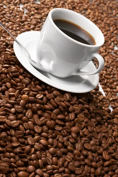 Copo com café, custando em grãos de café — Fotografia de Stock